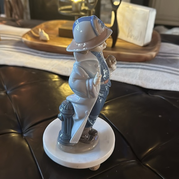 RARE Lladro Little Fireman 06334 w/original box. Mint condition & hard to find! - Picture 5 of 14